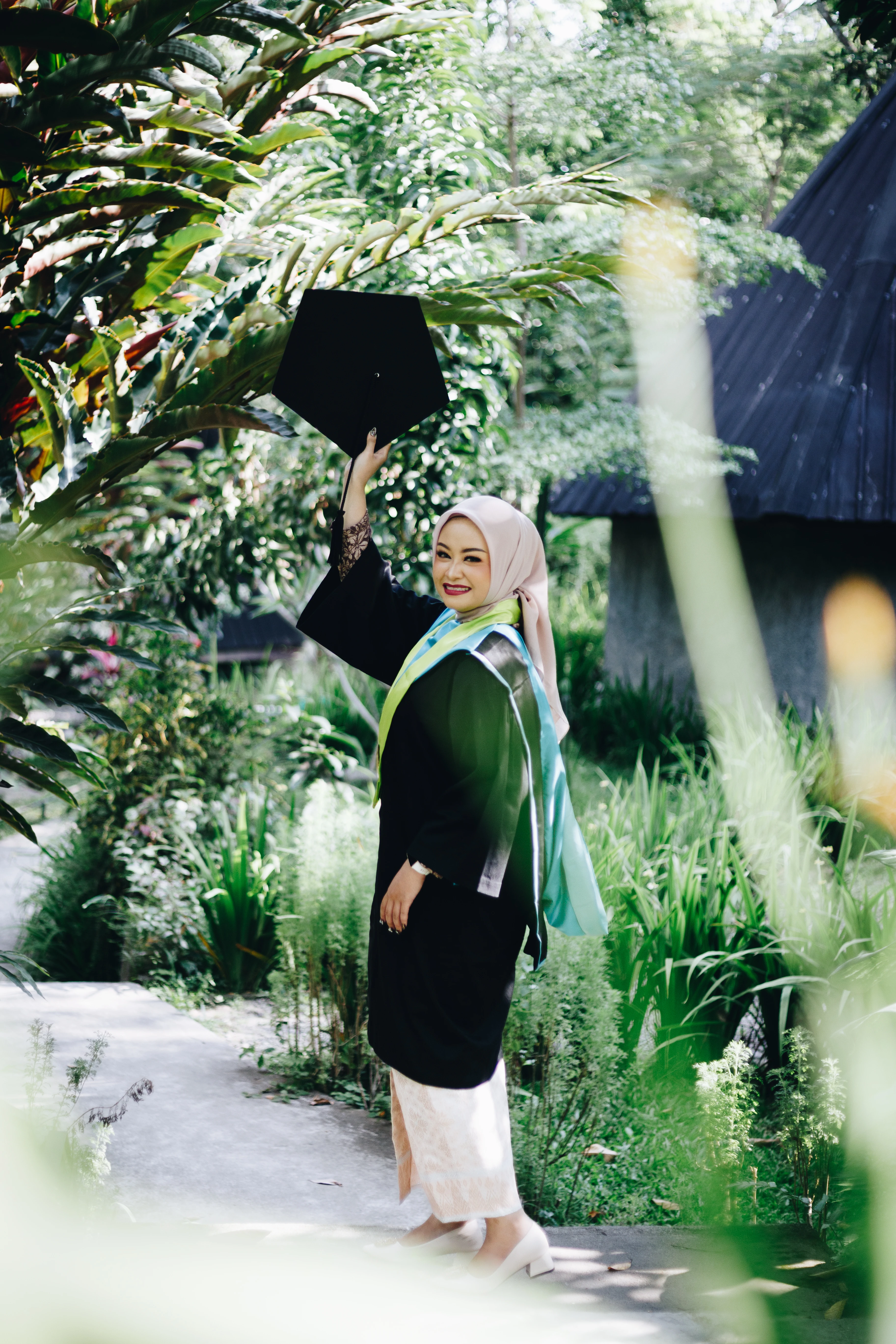 Foto candid wisudawan tertawa bahagia merayakan kelulusan sarjana di kampus UII Yogyakarta - Toga & Co.
