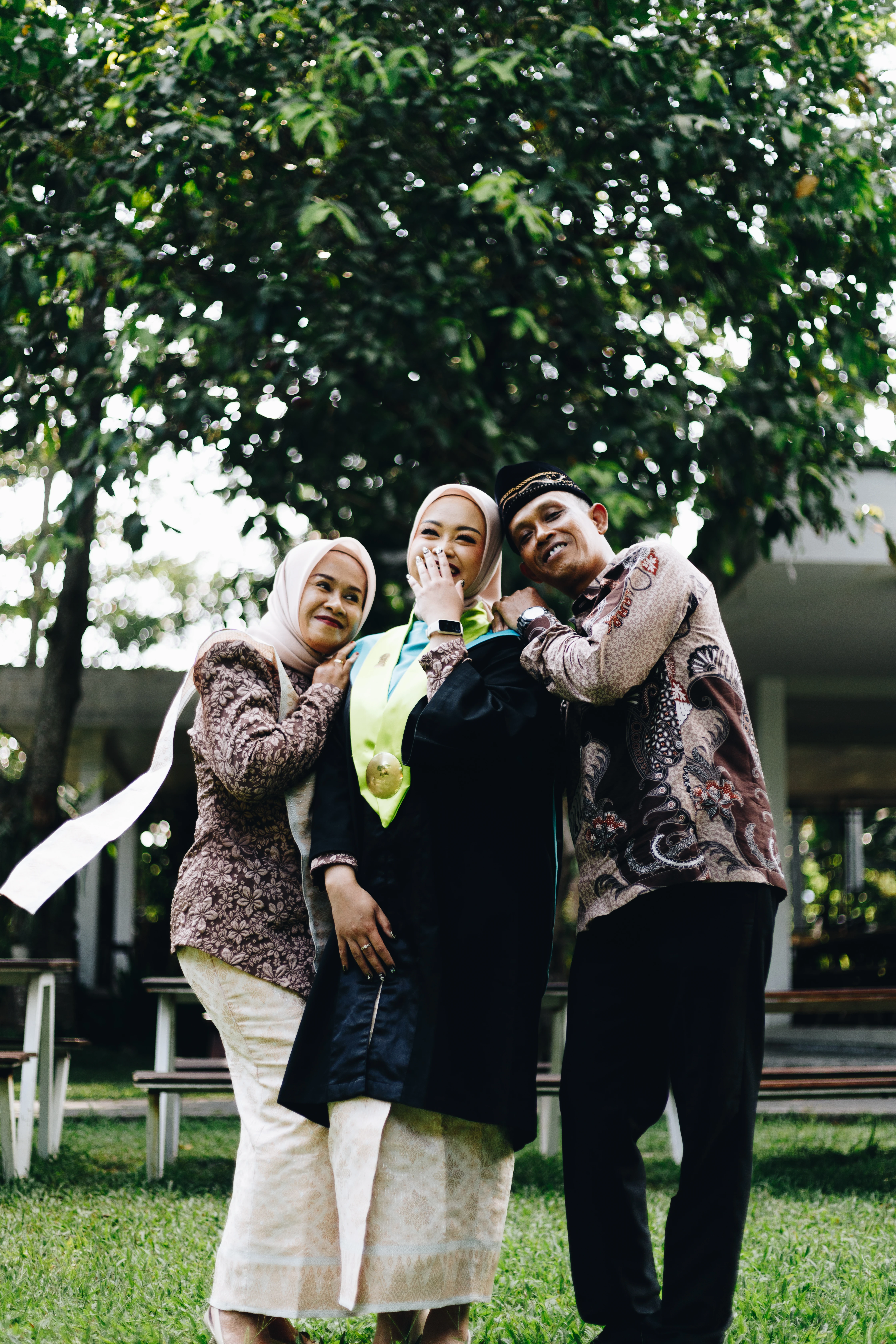 Potret wisudawati memegang map ijazah dengan ekspresi teduh dan bersahaja di kampus Atma Jaya Yogyakarta - Toga & Co.