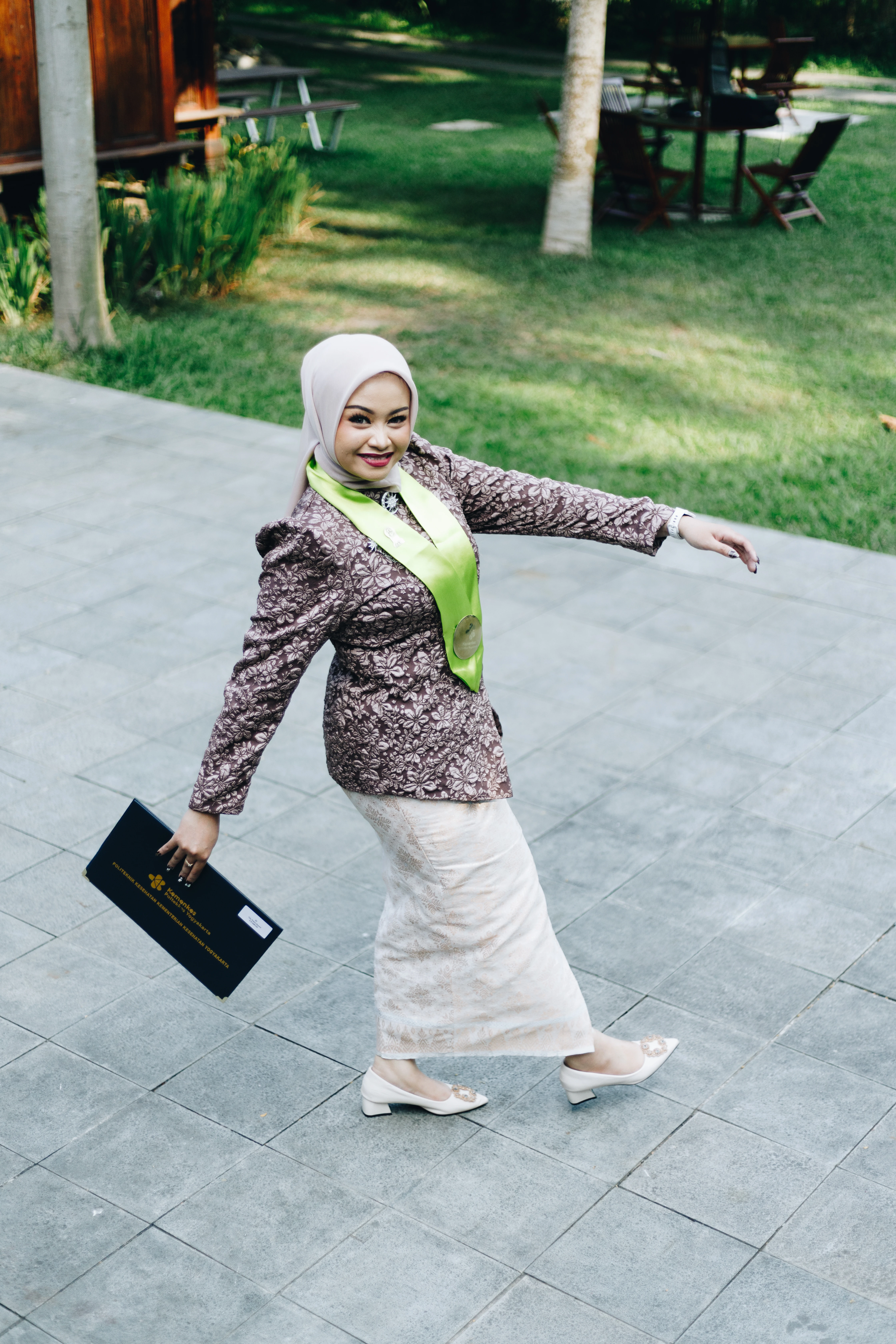 Foto potret kelulusan wisudawati berlatar bangunan bergaya kolonial Kotabaru Yogyakarta - Toga & Co.