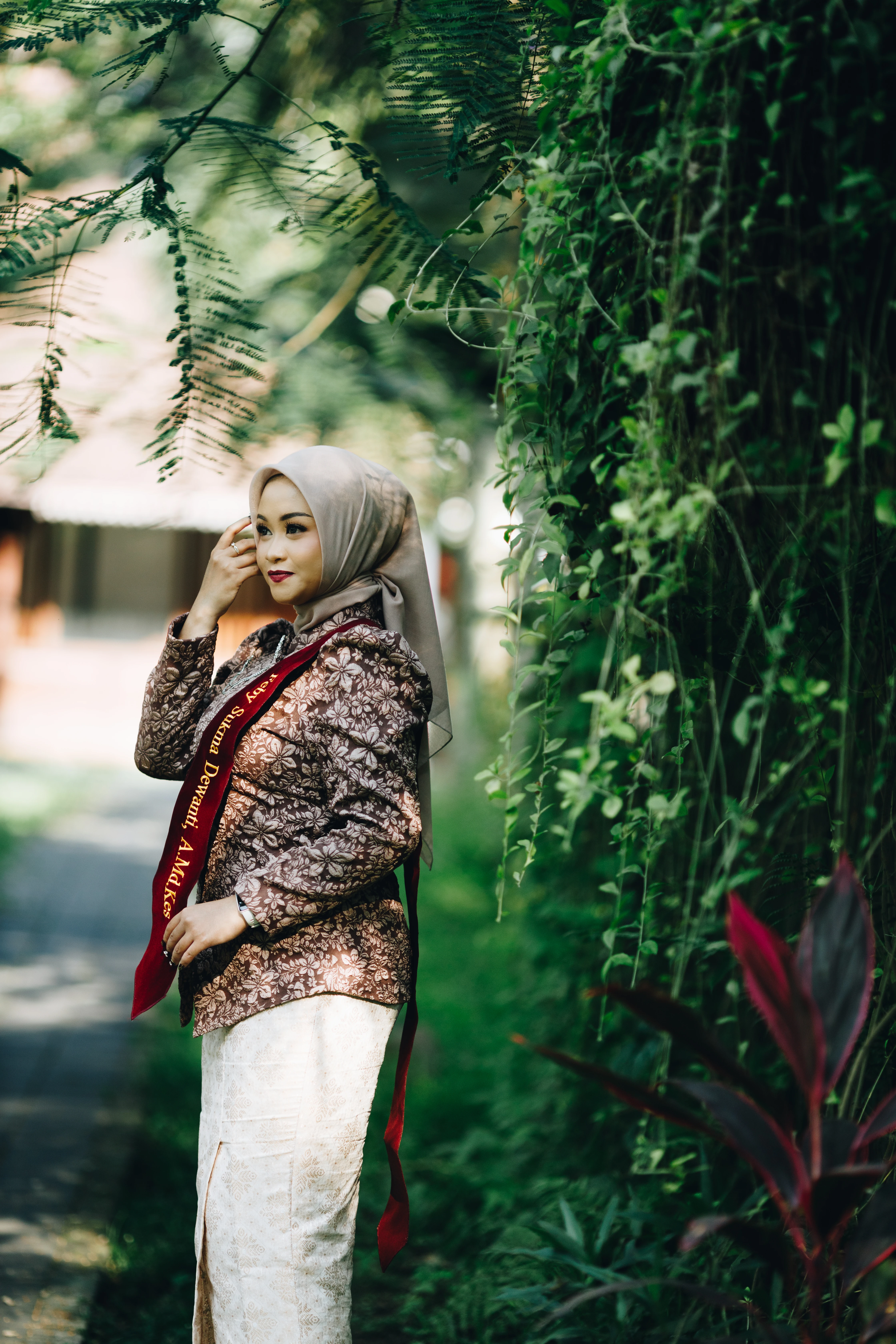 Potret wisuda klasik editorial mahasiswa dengan toga lengkap di lorong kampus Bulaksumur Yogyakarta - Toga & Co.